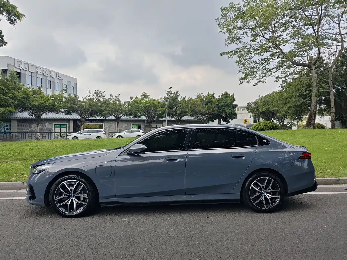 BMW i5 2024 eDrive 35L Premium Model M Sport Package фото 4