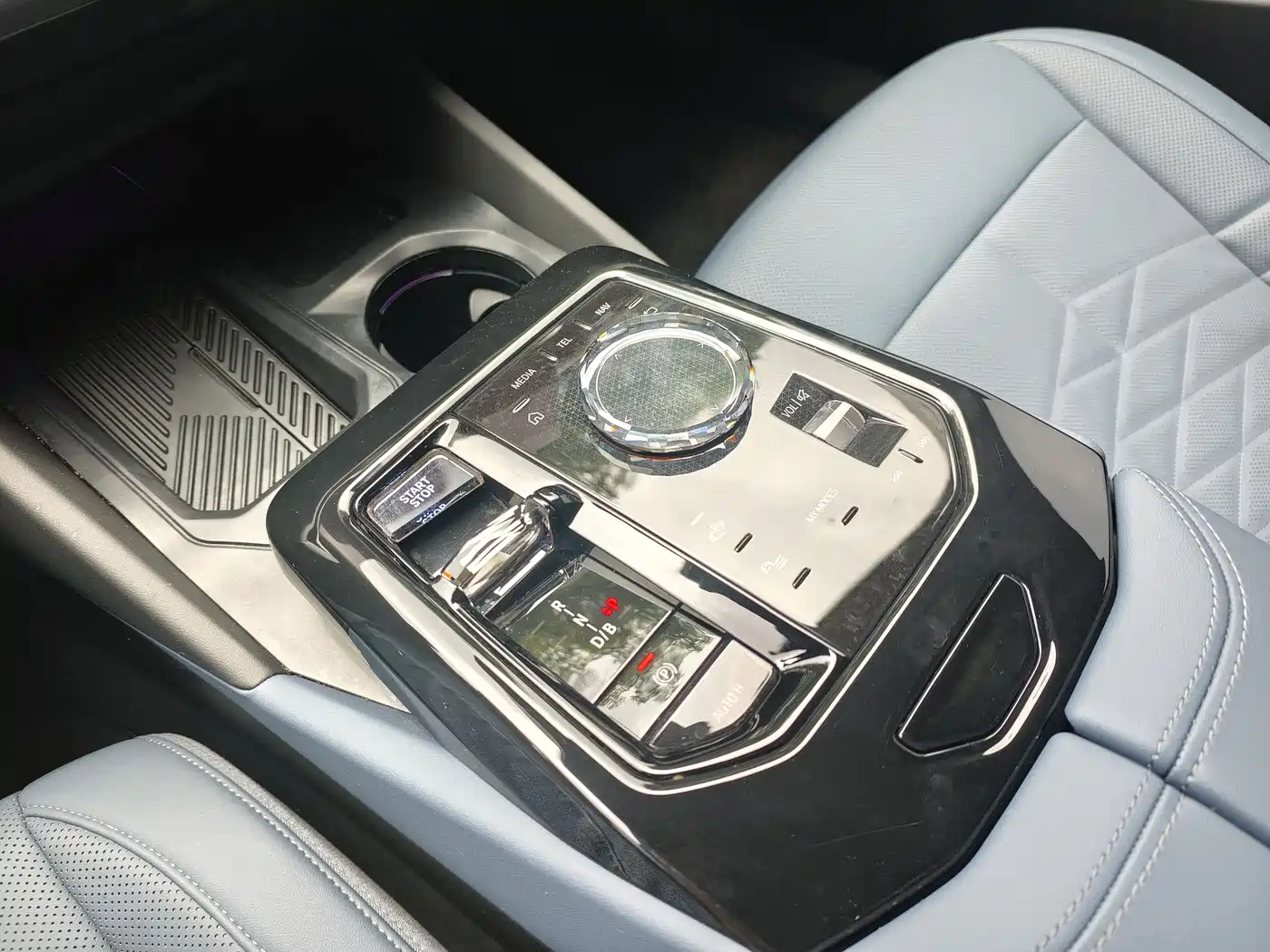 BMW i5 2024 eDrive 35L Premium Model M Sport Package фото 18
