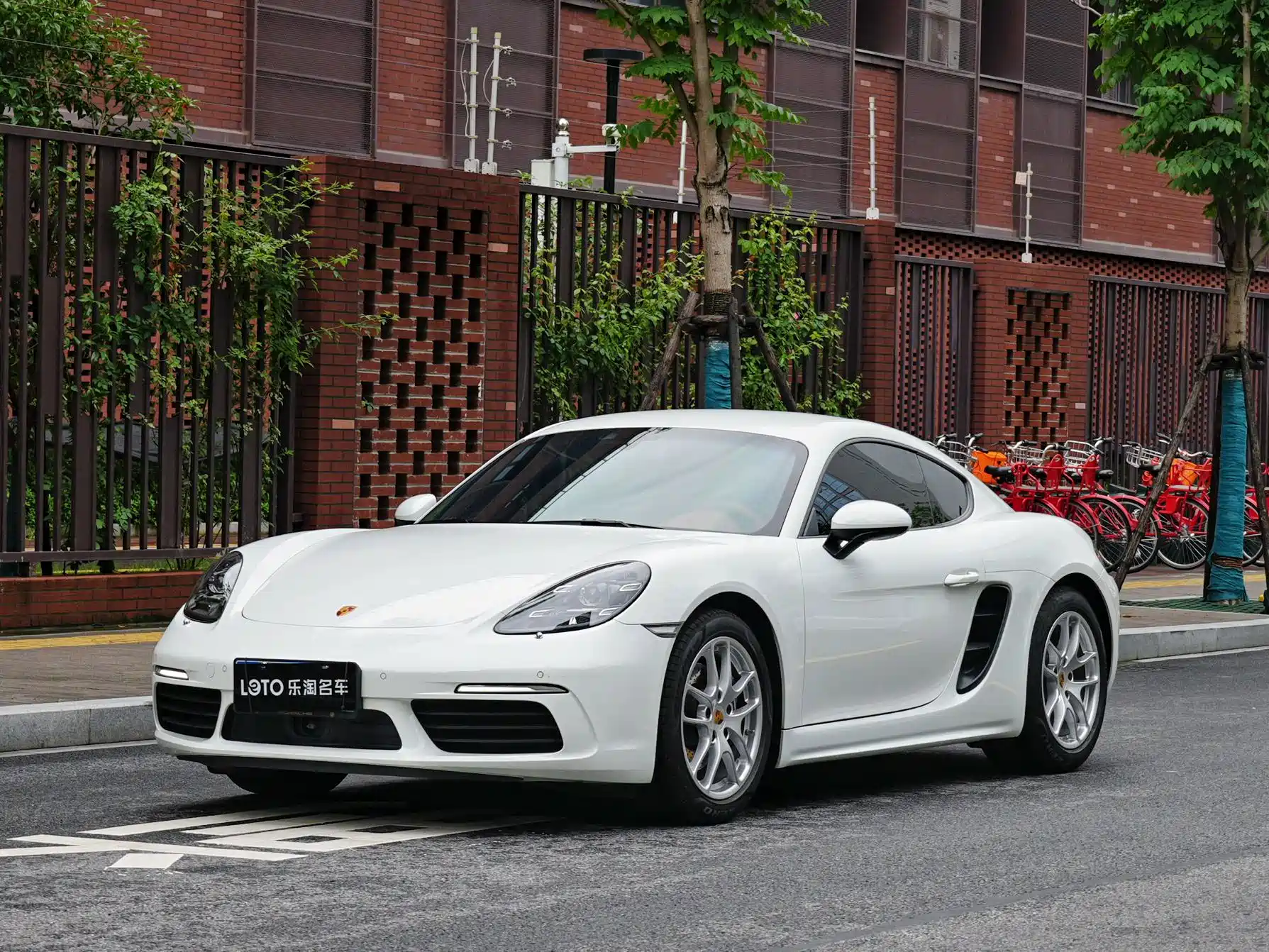 Photo 1 - Porsche 718
