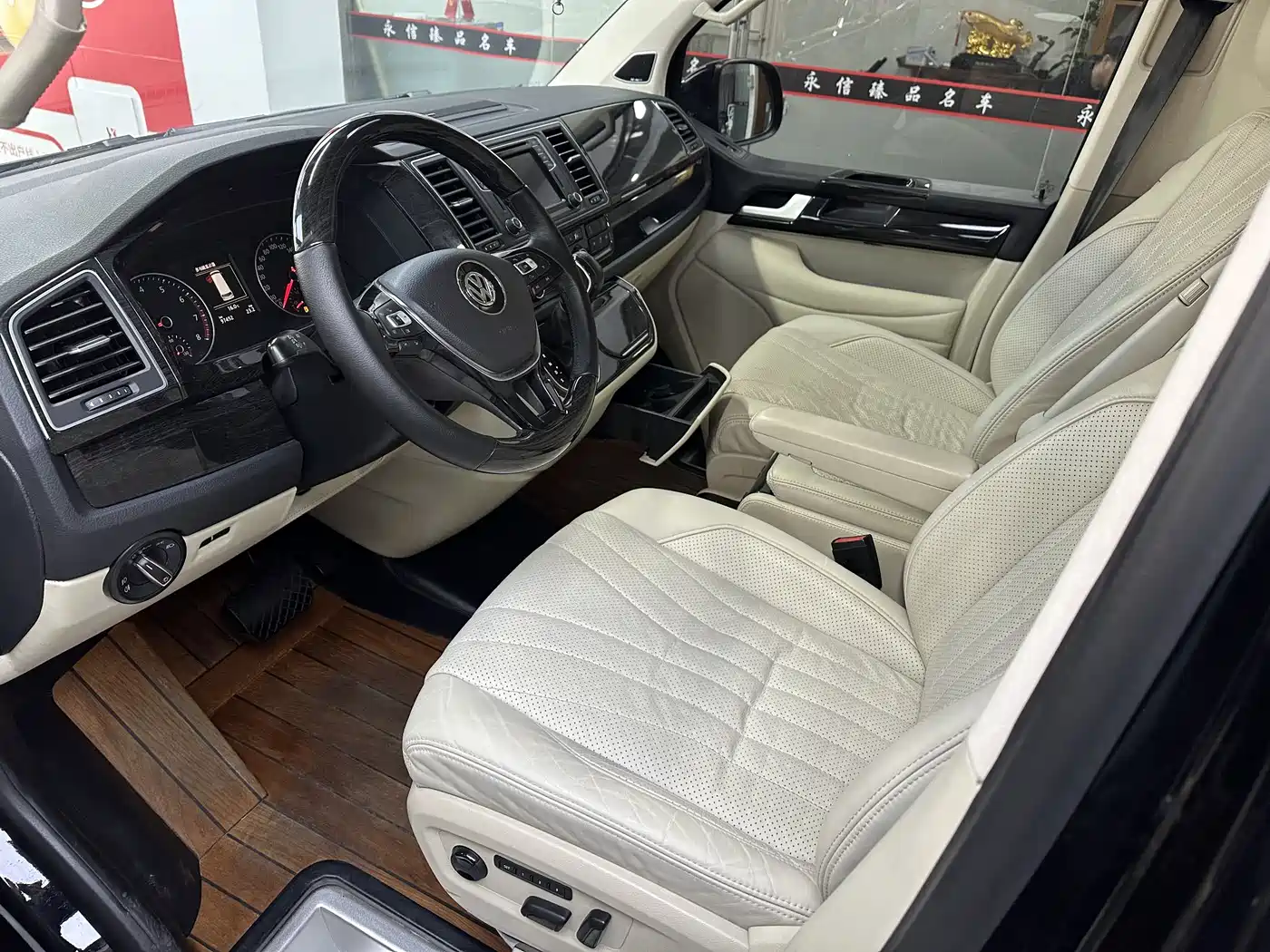 Volkswagen Multivan 2019 2.0TSI 4WD Premium 7-seater фото 6