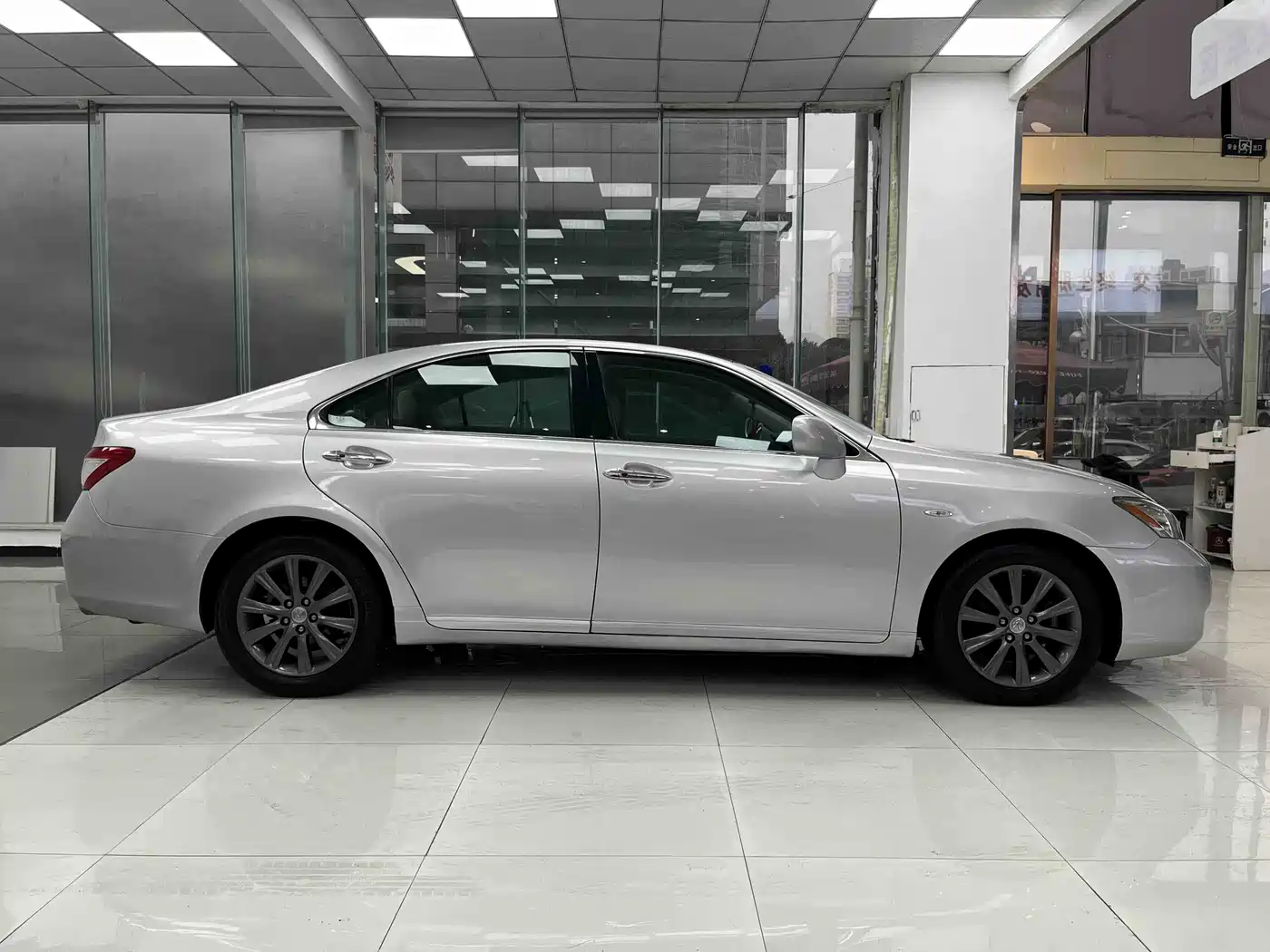 Фото 4 - Lexus ES