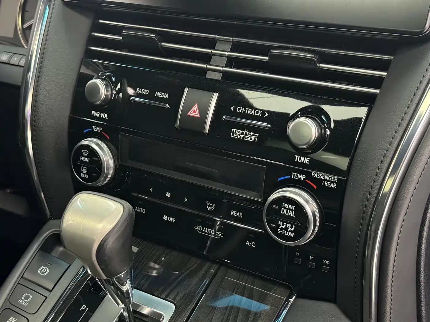 Lexus LM 2020 300h 4-Seat Imperial Edition фото 12