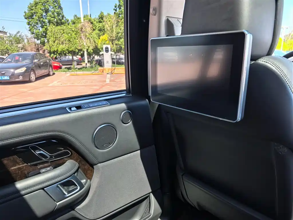 Land Rover Range Rover 2021 3.0 L6 Heritage Extended Classic Edition фото 15