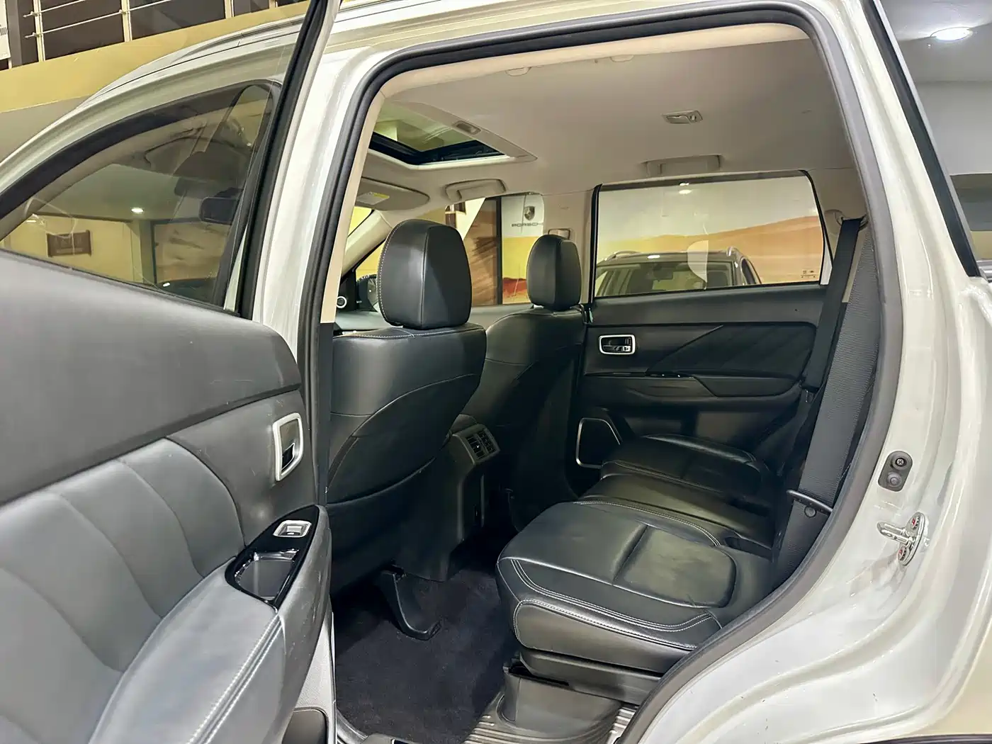 MITSUBISHI OUTLANDER