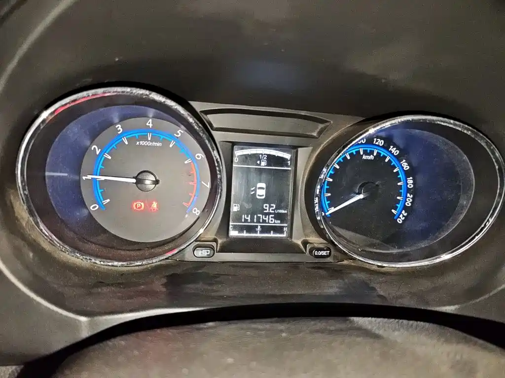 Dongfeng Fengxing Fengxing F600 2017 2016 F600L 1.5T Premium