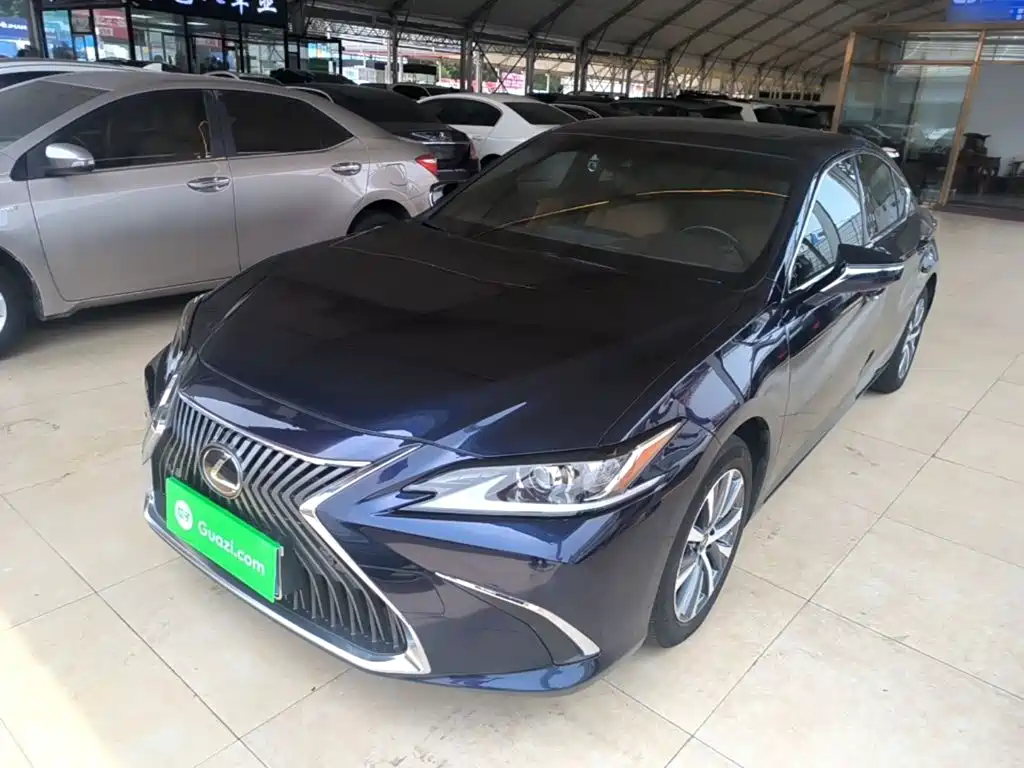 Photo 2 - Lexus ES
