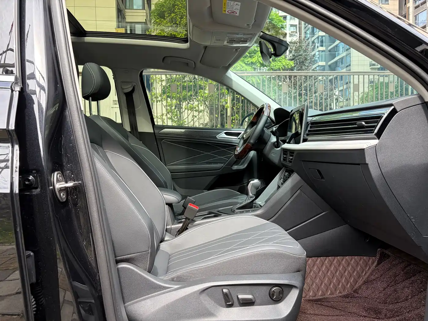 Volkswagen Tiguan L 2024 Outstanding 330TSI Auto 2WD R-Line Dragon Glory Edition фото 24