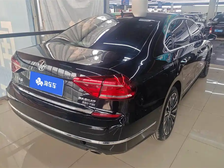Volkswagen Passat 2017 330TSI DSG Luxury фото 3
