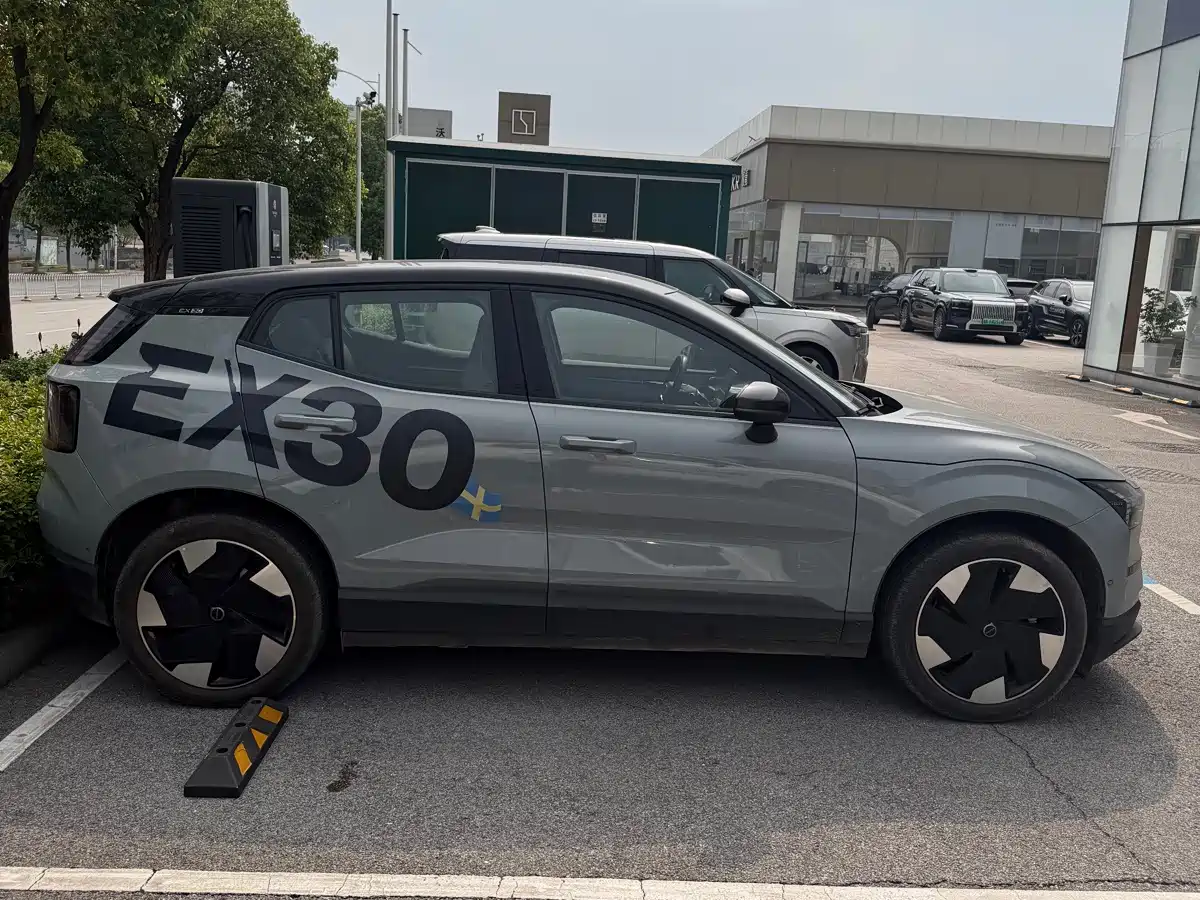 Volvo EX30 2024 2025 RWD Long Range Ultra