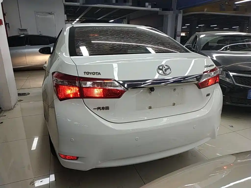 Toyota Corolla 2014 1.6L CVT GL-i фото 6