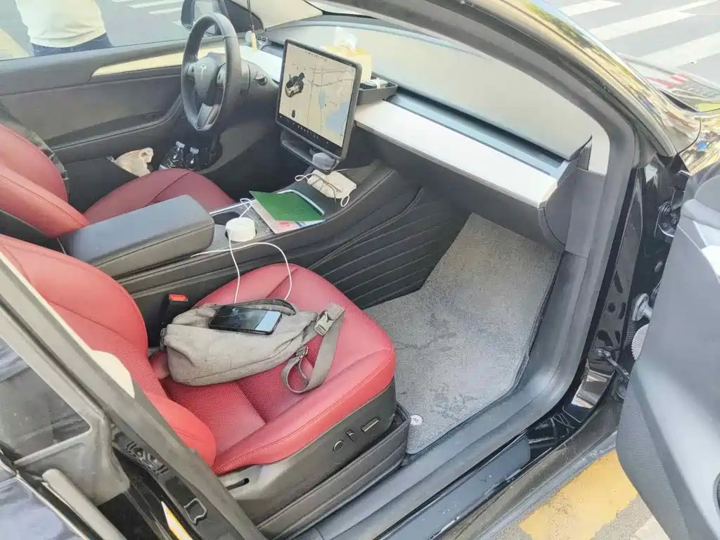 Photo 13 - Tesla Model Y