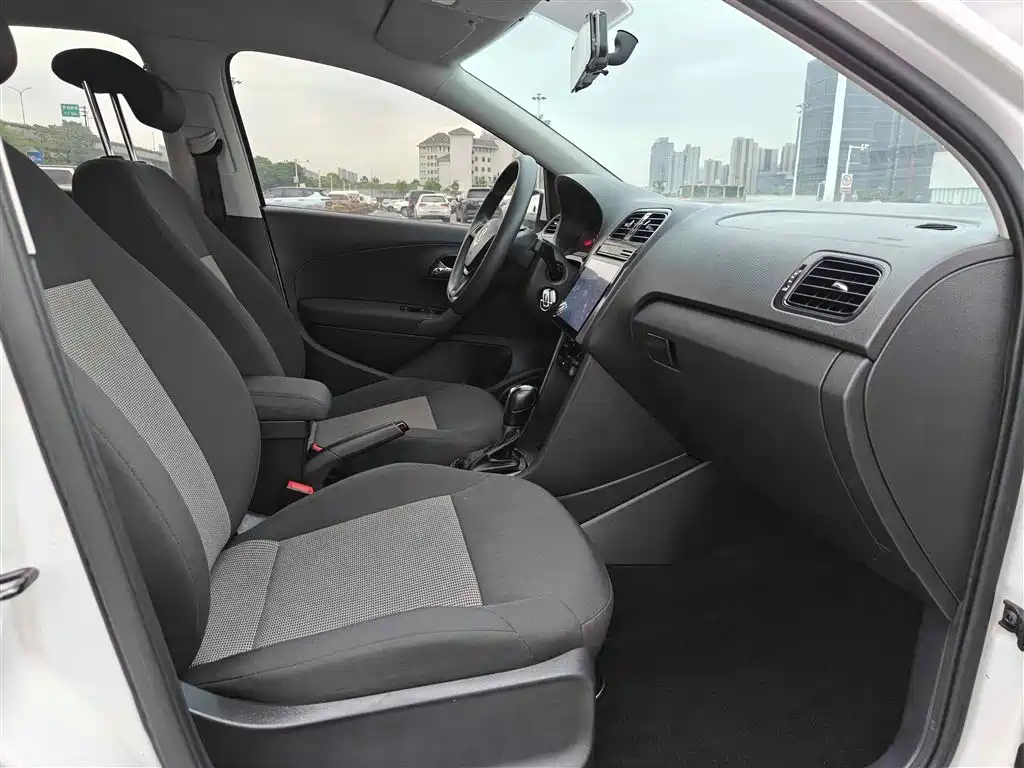Volkswagen Polo 2018 1.5L Auto Safe Drive фото 12