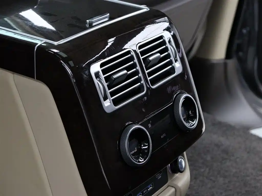 Land Rover Range Rover 2022 3.0 L6 400PS Heritage Extended Classic Edition фото 9