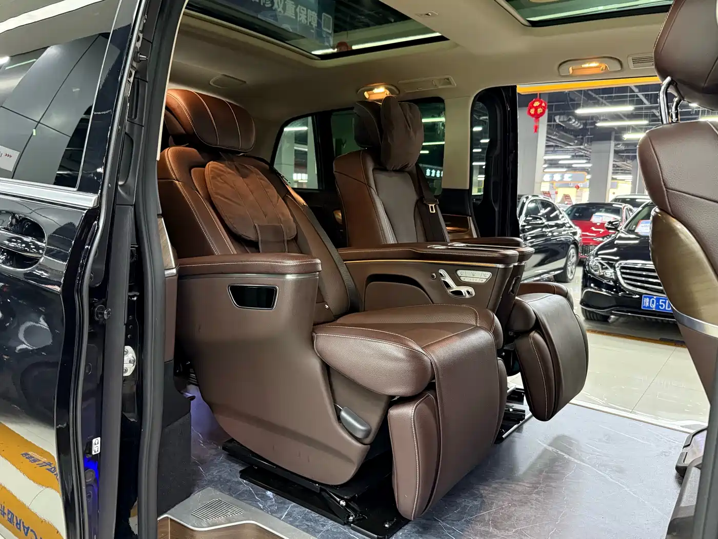 Mercedes-Benz V-Class 2022 V 260 L Long Wheelbase Prestige Edition фото 16