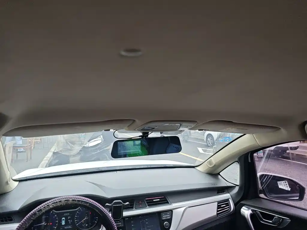 Фото 14 - Geely Vision X3