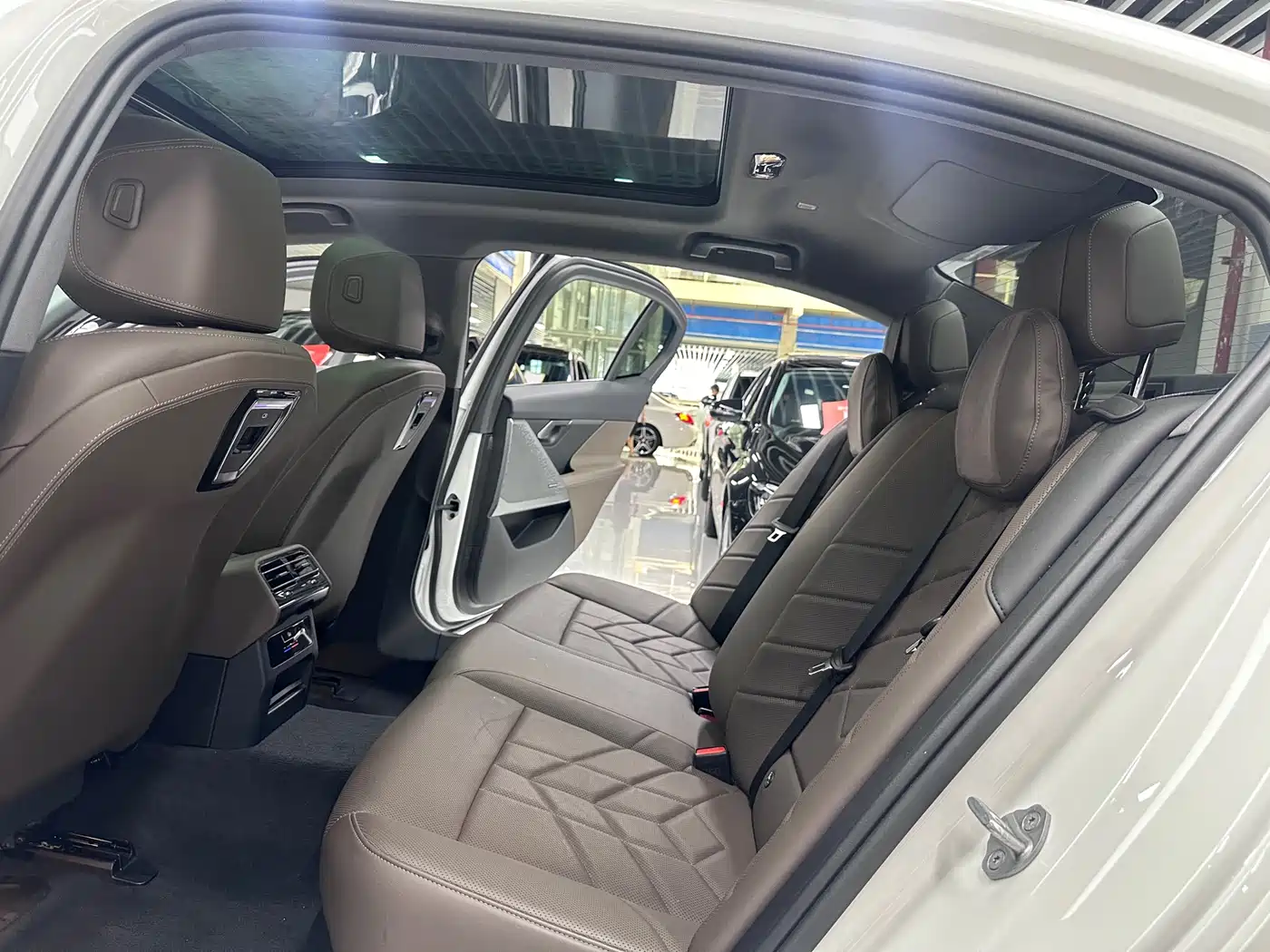 BMW 5 Series 2024 530Li Leading M Sport Package фото 14
