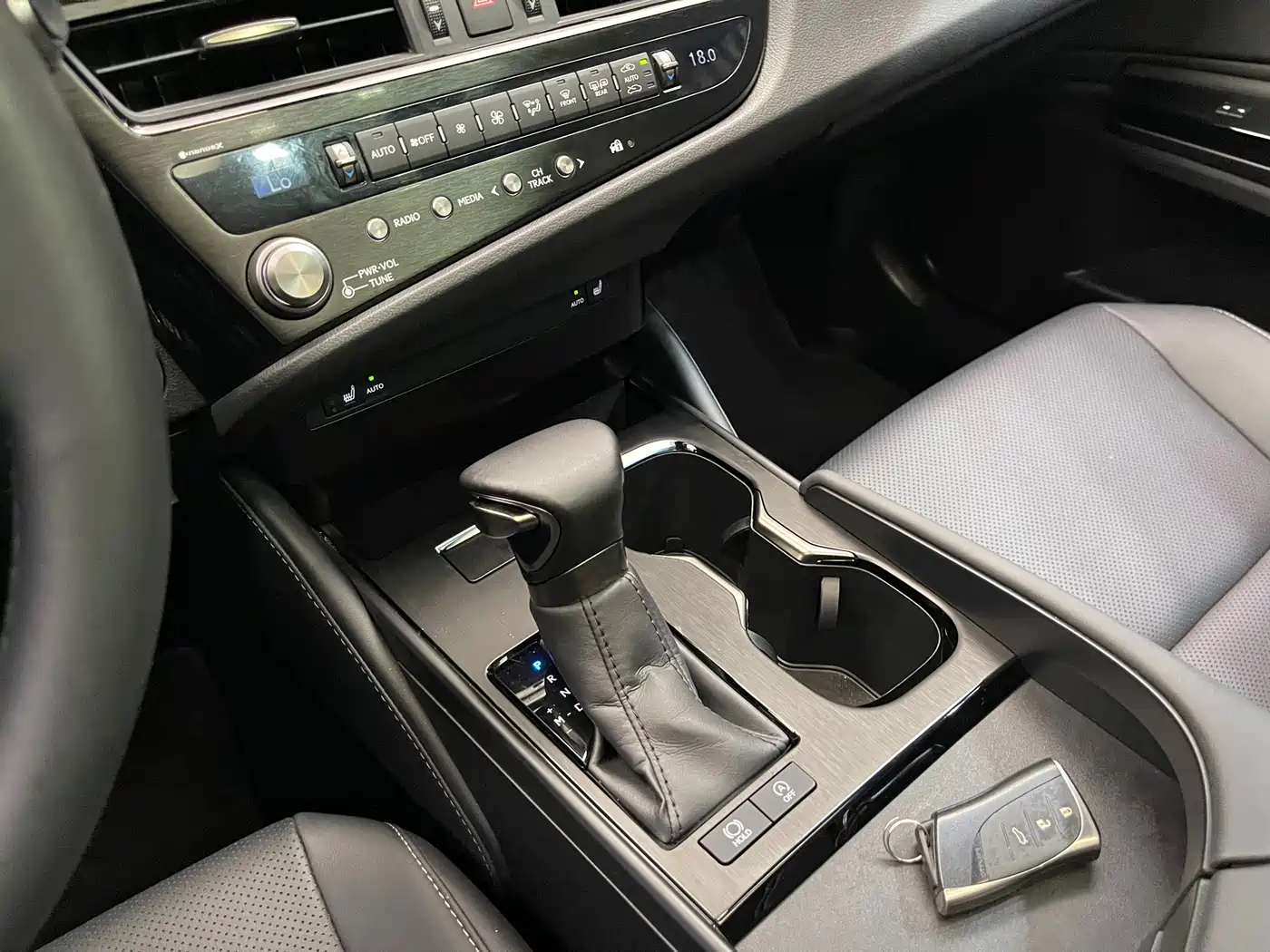 Фото 19 - Lexus ES