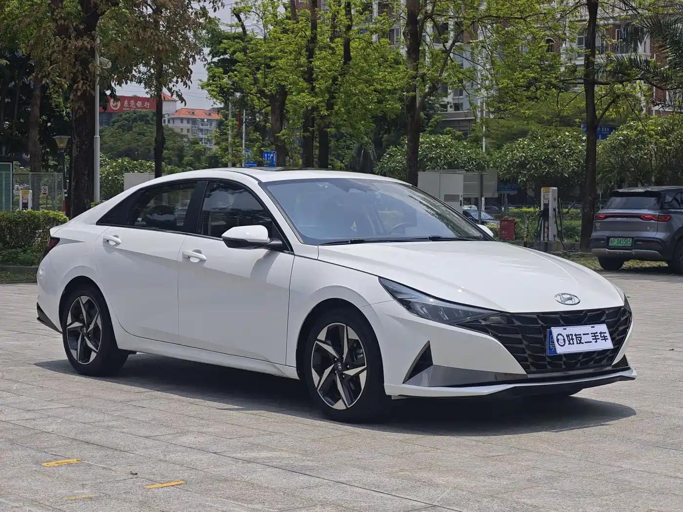 Hyundai Elantra 2022 1.5L CVT LUX Premium Edition фото 3
