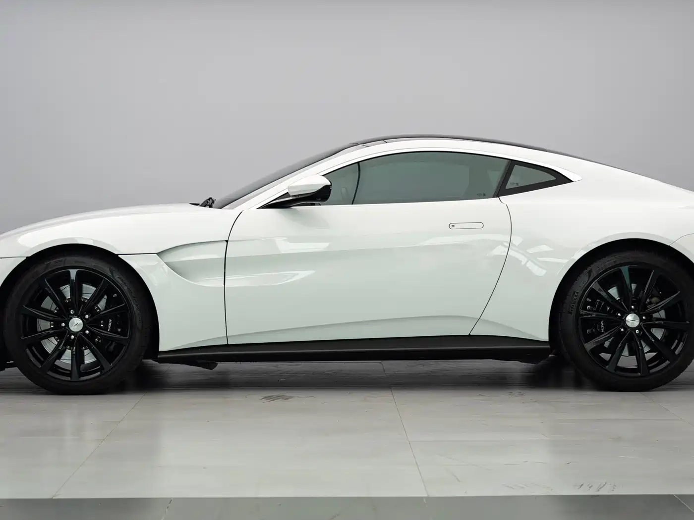 ASTON MARTIN V8 VANTAGE