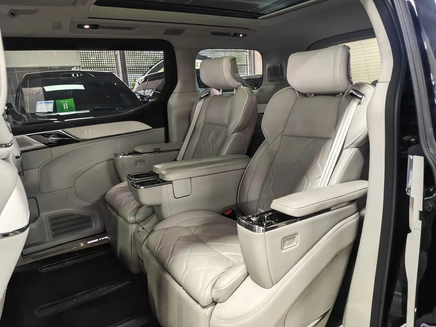 Volvo EM90 2024 2025 Ultra Six-Seater