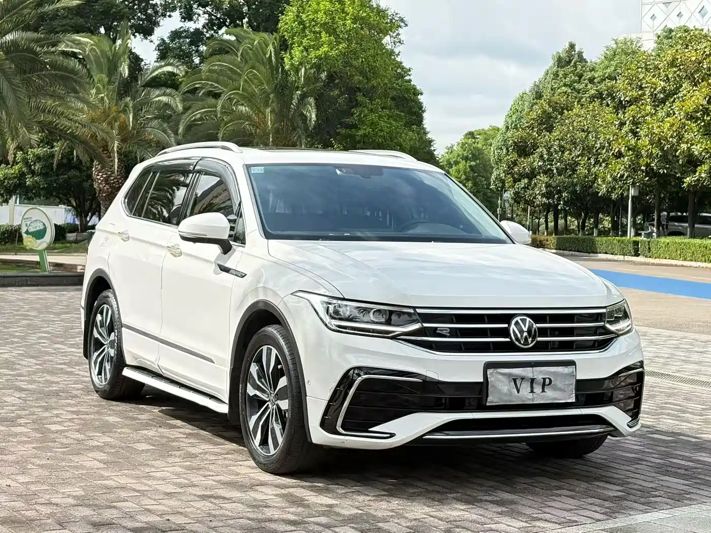 Volkswagen Tiguan L 2022 380TSI Automatic 4WD R-Line Cross Edition 7-Seater фото 3