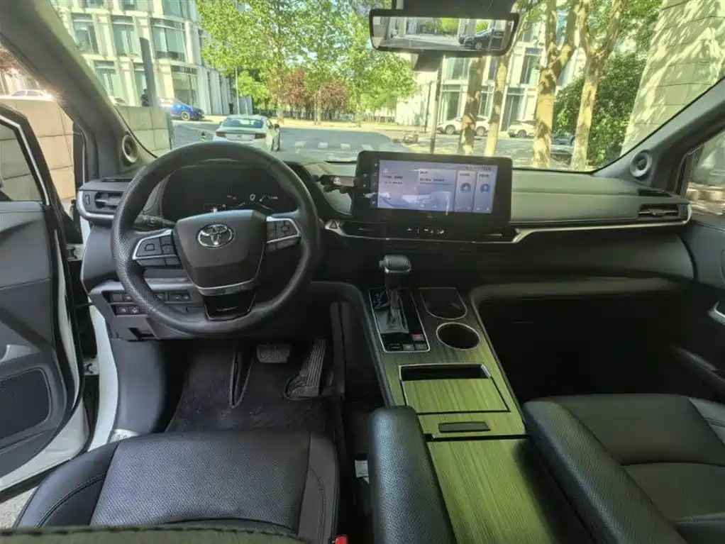 Toyota Sienna 2023 2.5L Hybrid Platinum Edition фото 8