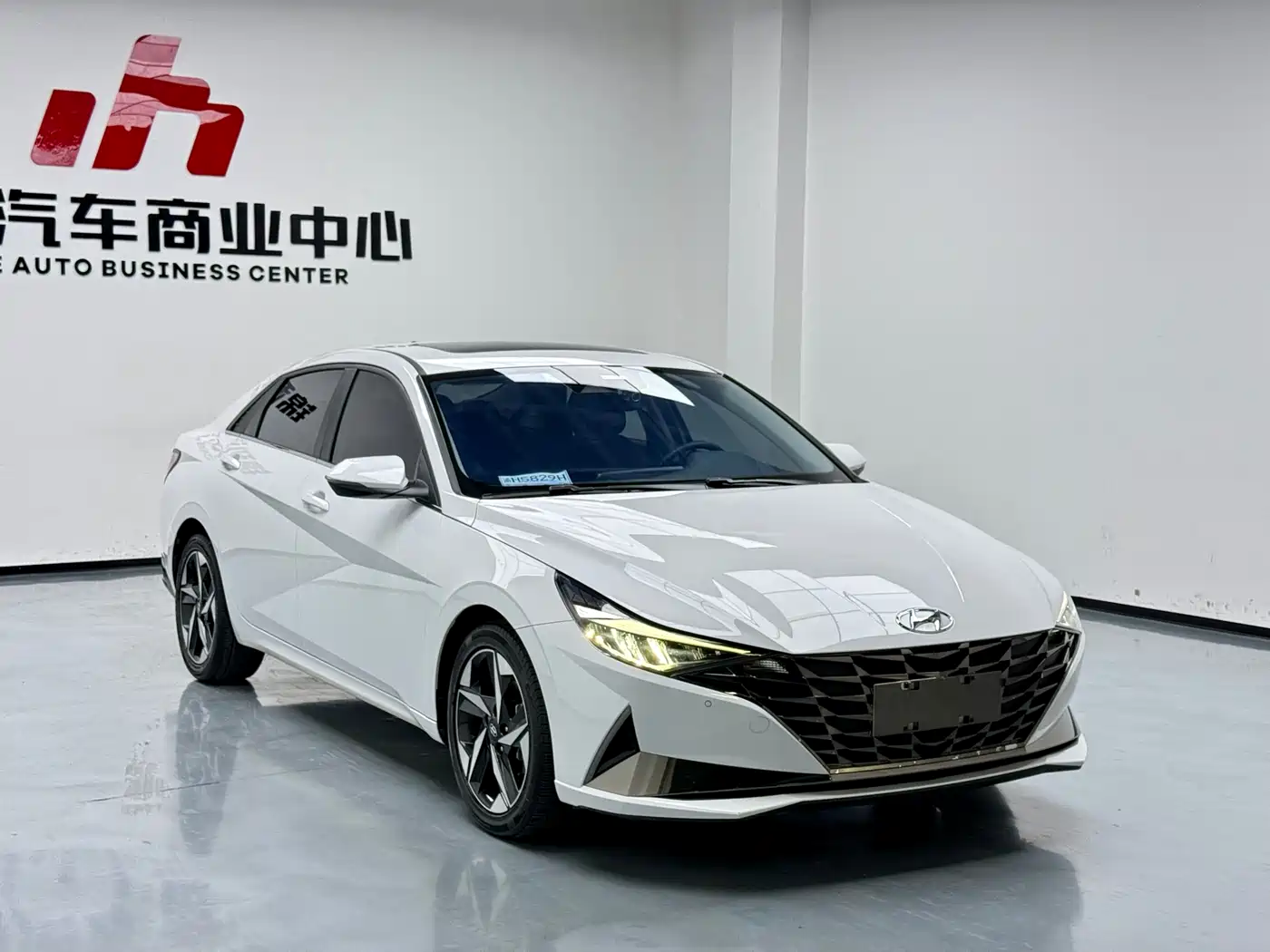 Hyundai Elantra 2022 1.5L CVT LUX Premium Edition фото 3
