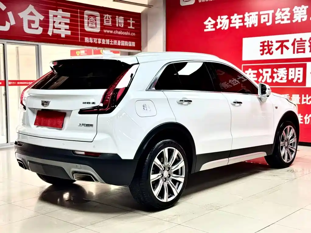 Photo 5 - Cadillac XT4