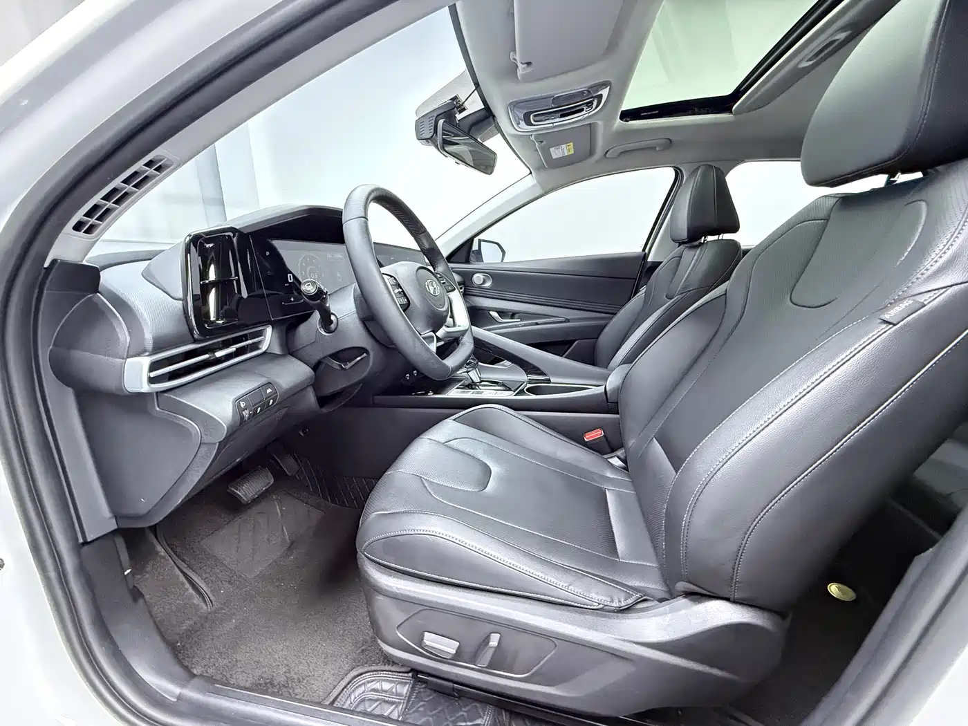 Hyundai Elantra 2022 1.5L CVT LUX Premium Edition фото 9