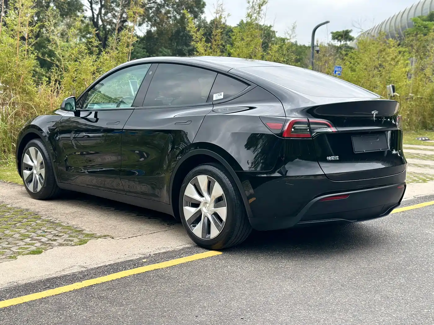 TESLA MODEL Y