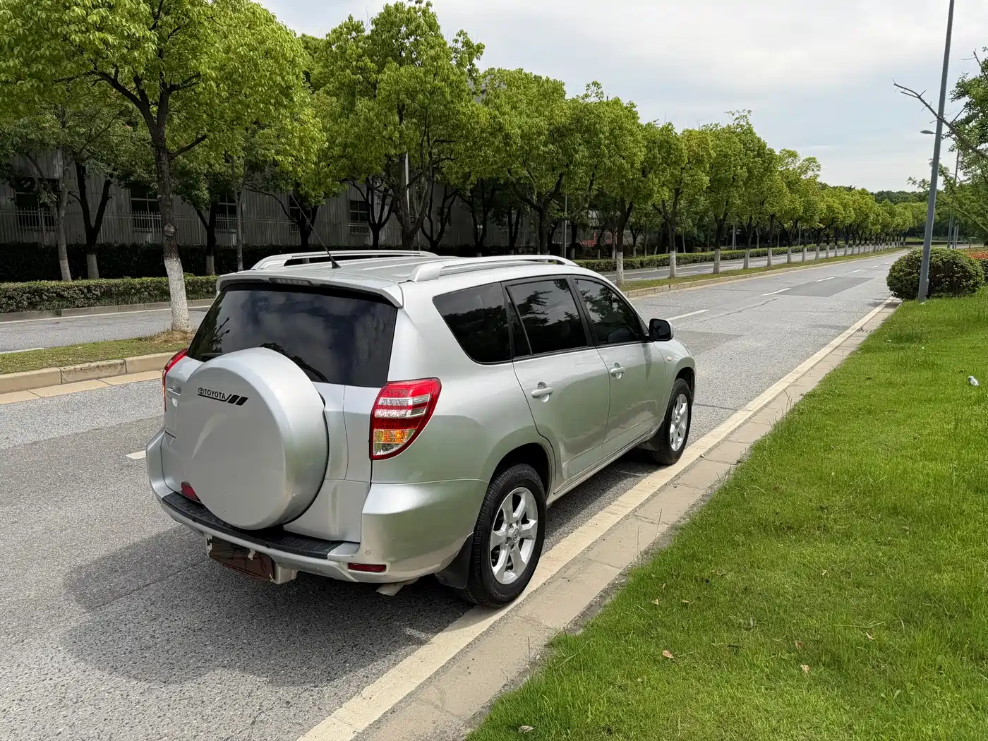 Toyota RAV4 Rongfang 2010 2.0L Automatic Luxury Upgrade Edition фото 4