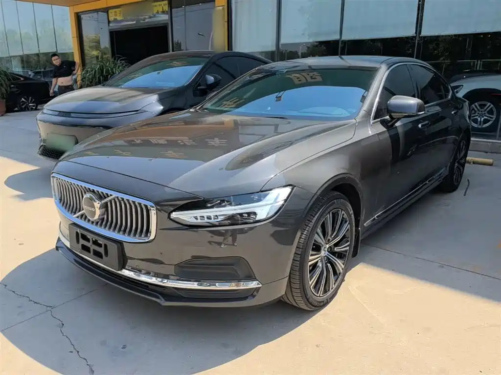 Volvo S90 2022 B5 Momentum Luxury Edition