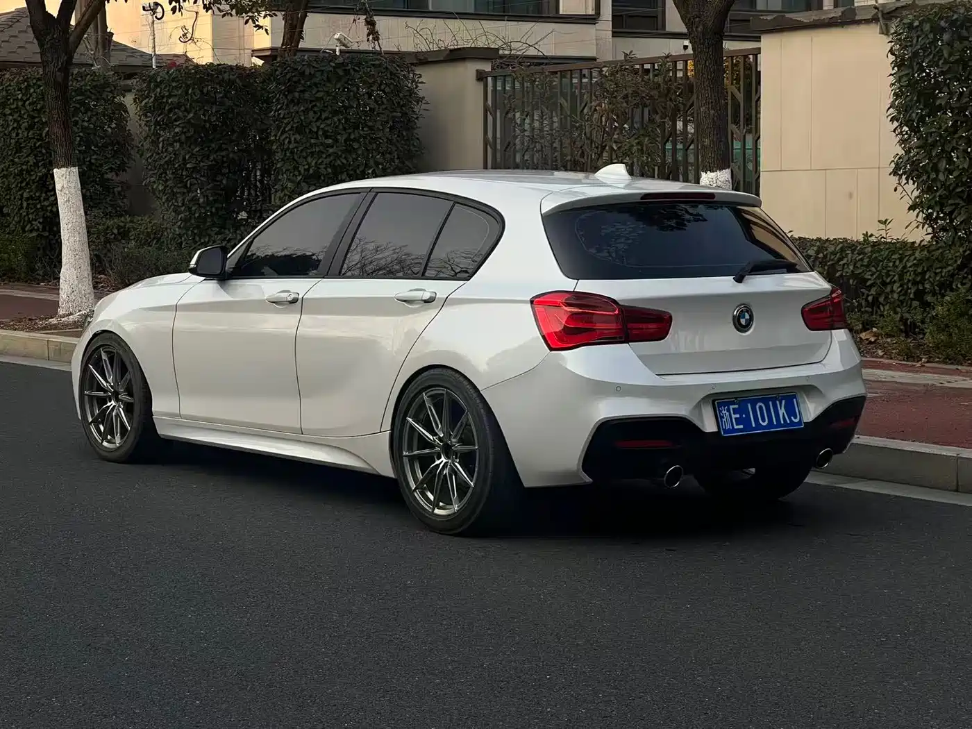 BMW 1 Series (Import) 2015 120i Leading фото 5