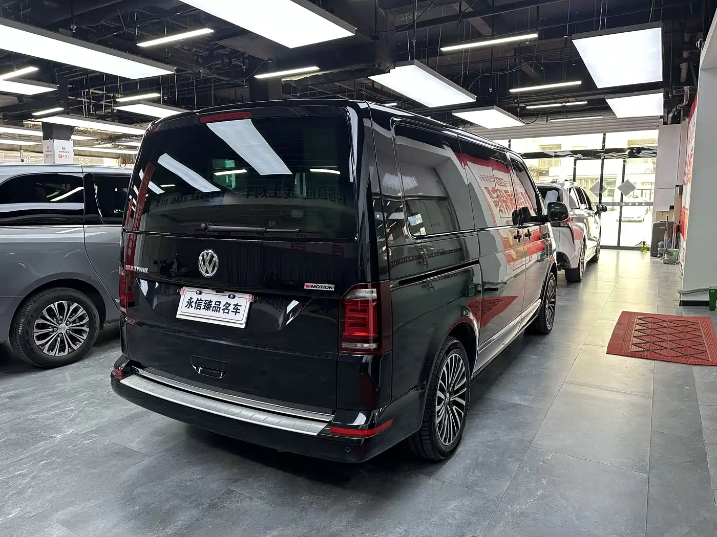 Volkswagen Multivan 2019 2.0TSI 4WD Premium 7-seater фото 5