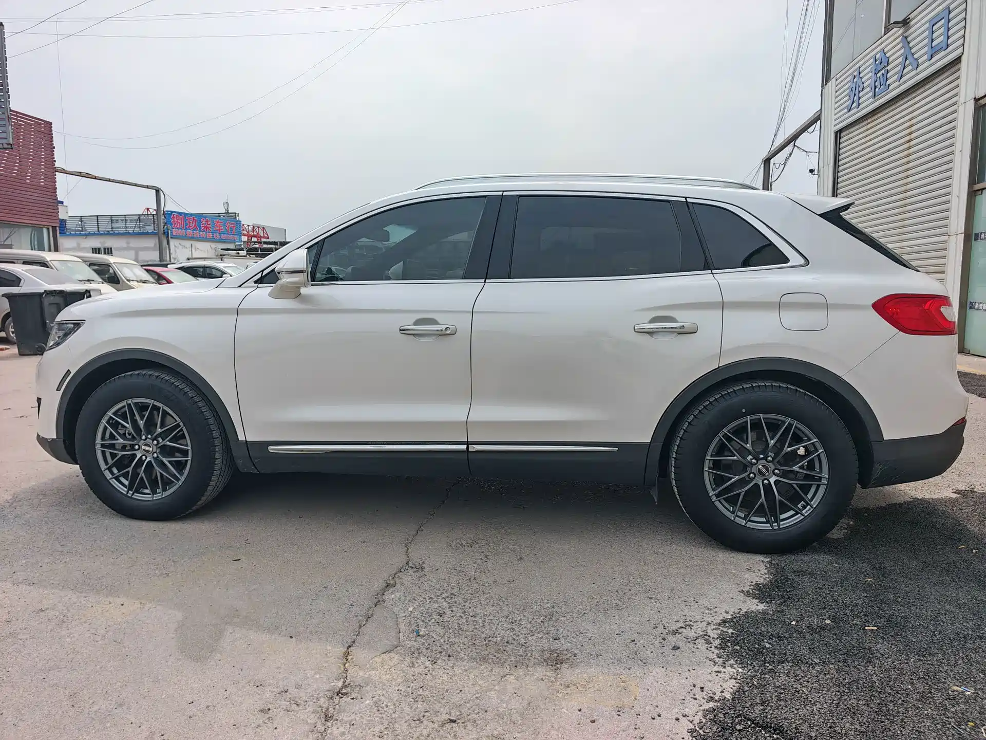 Photo 7 - Lincoln MKX
