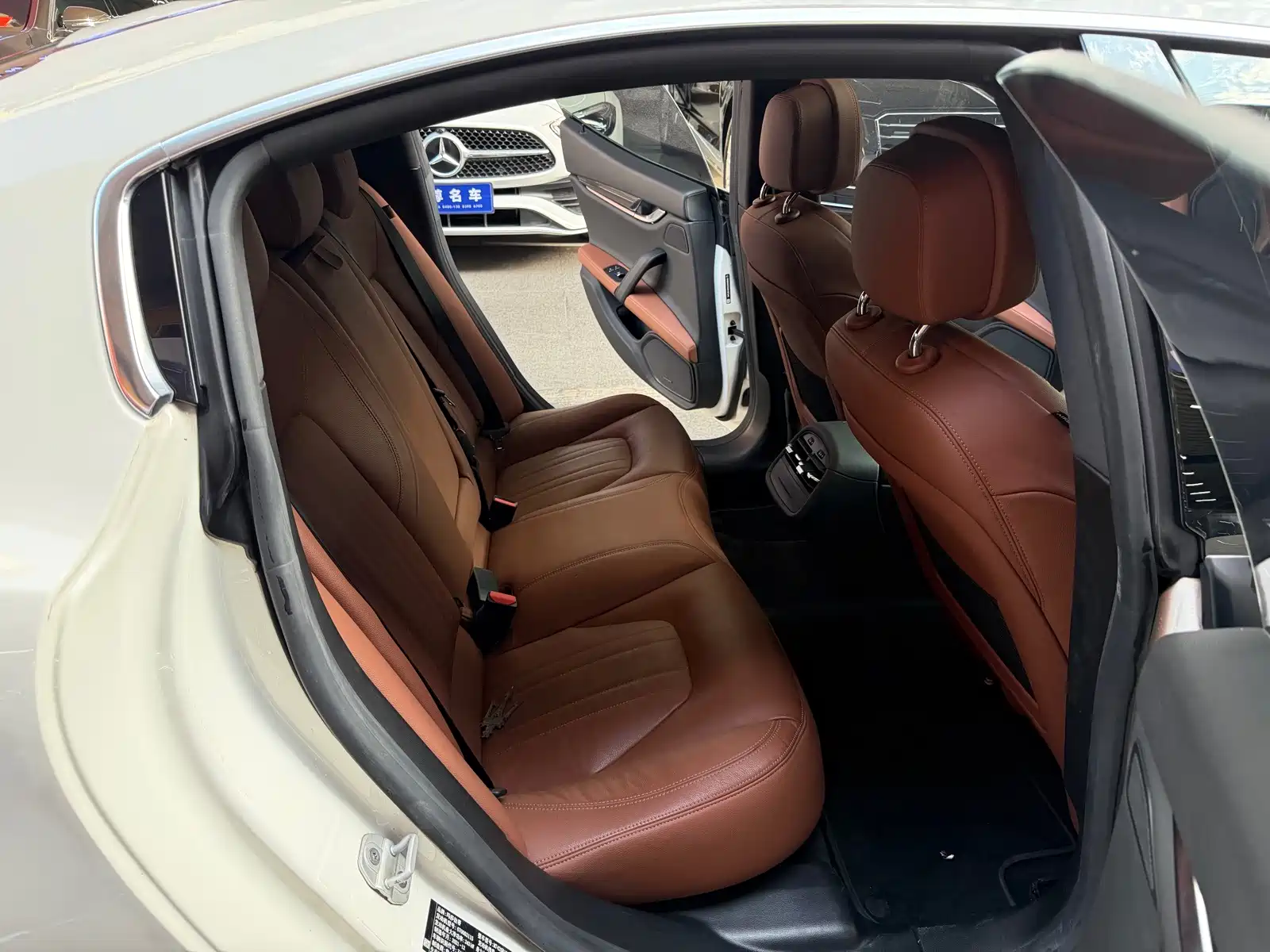 Photo 18 - Maserati Ghibli