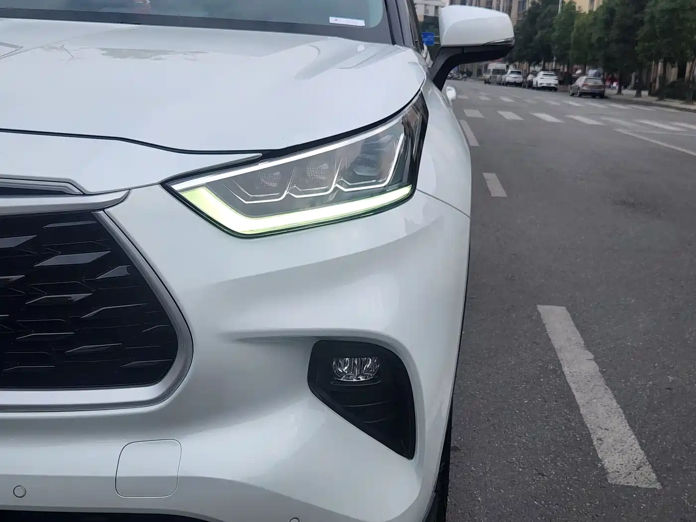 Toyota Highlander 2023 2.5L Smart Hybrid Dual Engine AWD Premium 7-Seater фото 4