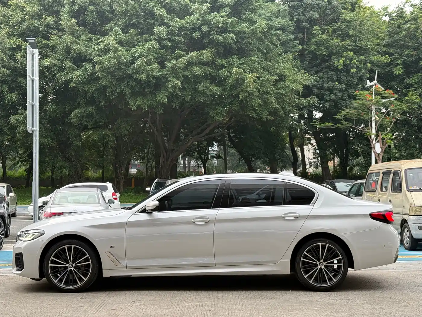 BMW 5 Series 2021 530Li Leading M Sport Package фото 16
