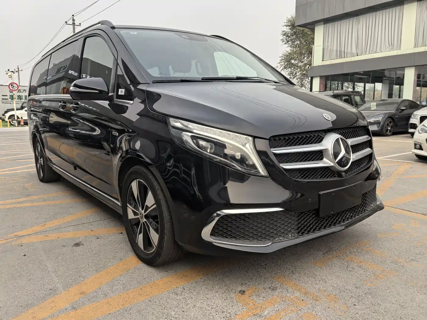 Mercedes-Benz V-Class 2021 V 260 L Long Wheelbase Premium Edition фото 4