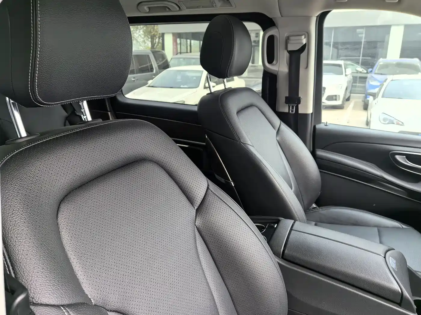 Mercedes-Benz V-Class 2021 V 260 L Long Wheelbase Premium Edition фото 25