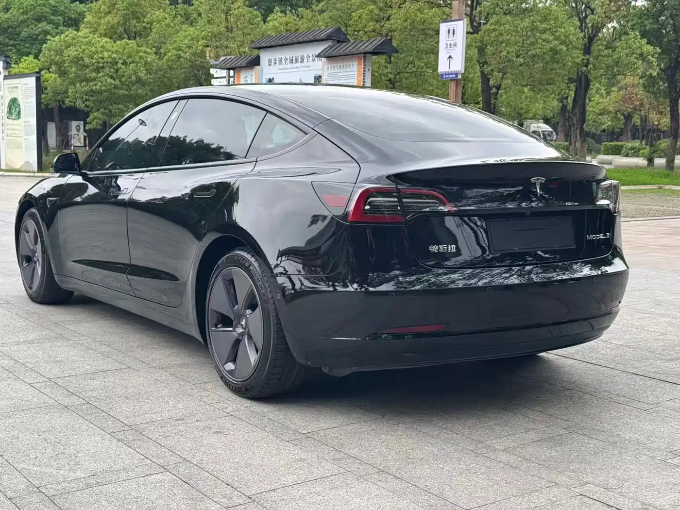 TESLA MODEL 3