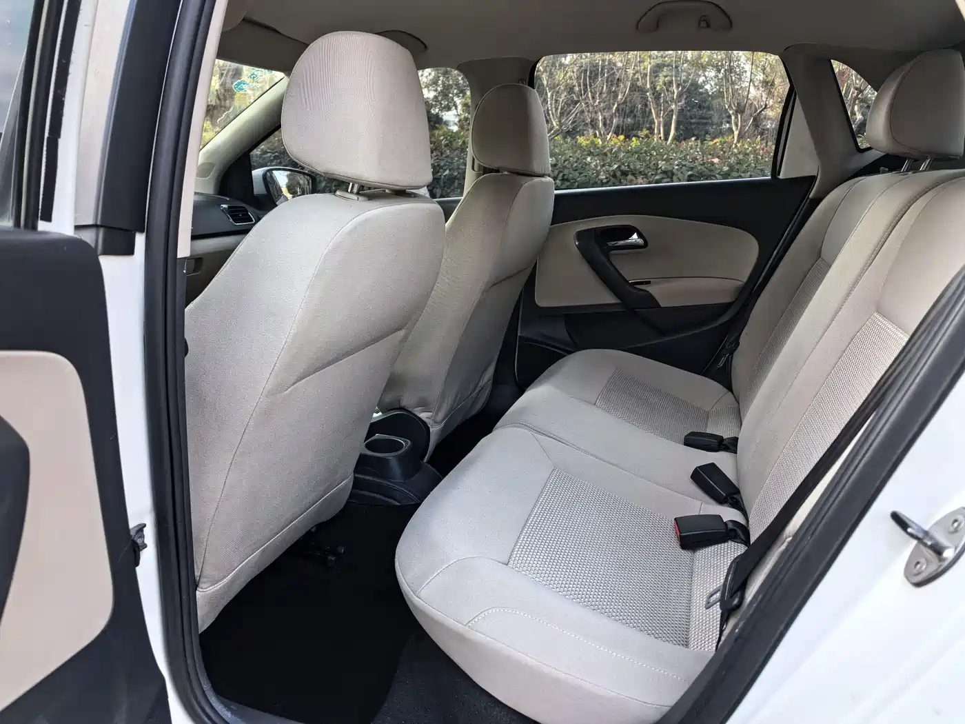 Volkswagen Polo 2011 1.6L Automatic Style Edition фото 7