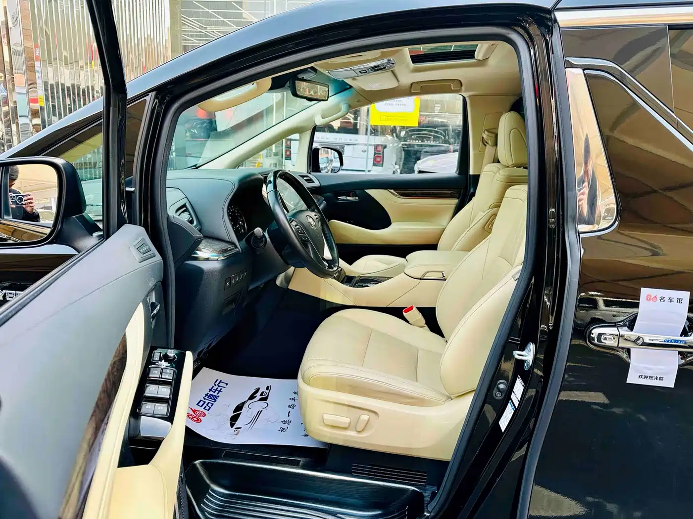 Toyota Vellfire 2020 Hybrid 2.5L Black Gold Limited Edition фото 5