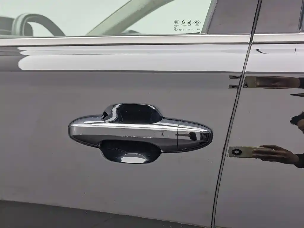 Фото 18 - Hongqi HS7