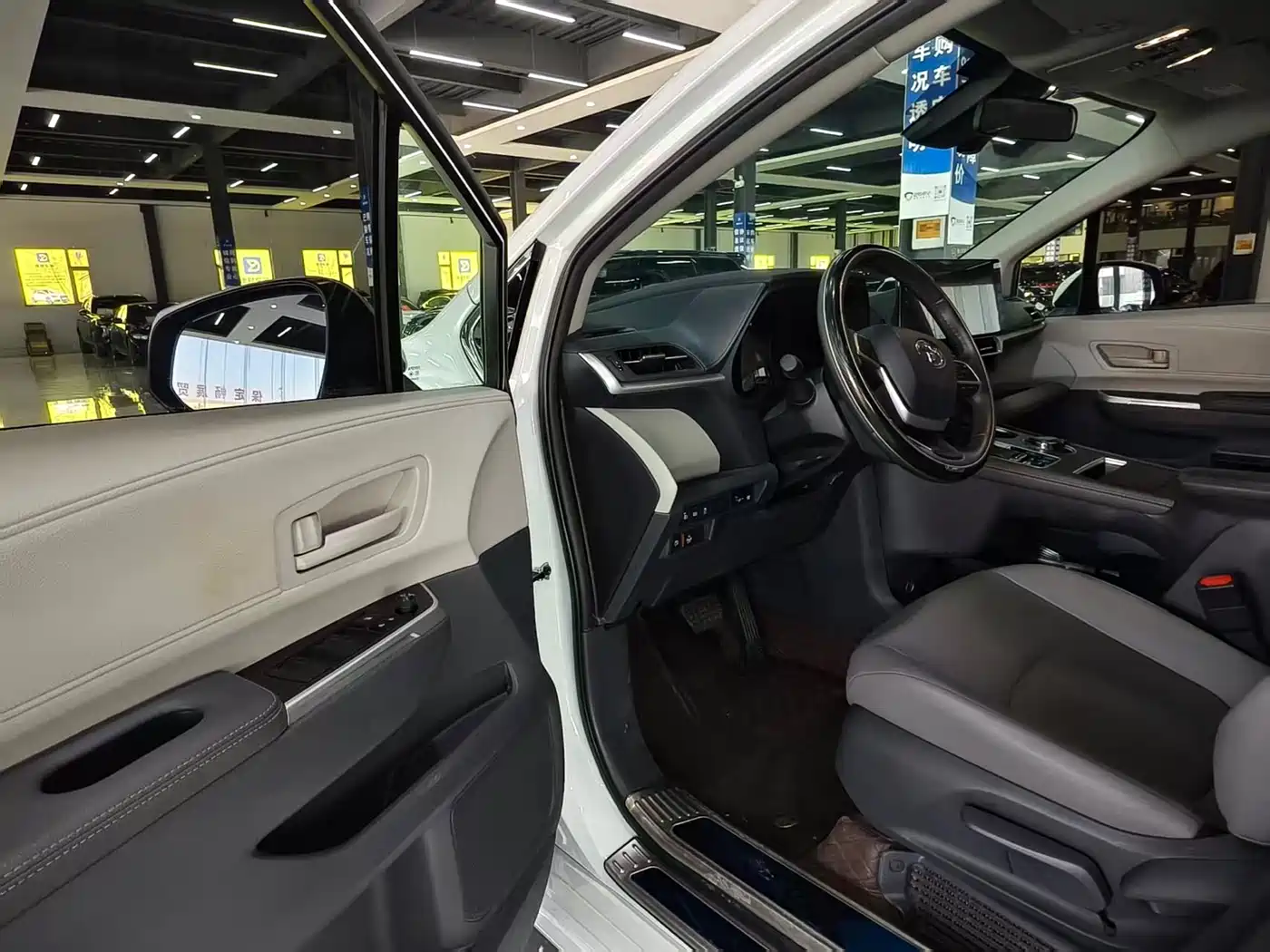 Toyota Granvia 2024 2.5L Hybrid Luxury фото 6