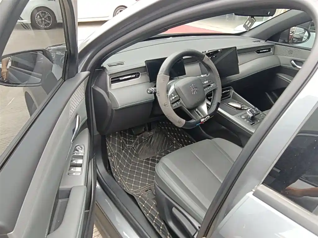 BYD Qin PLUS 2025 DM-i Smart Drive 55KM Leader фото 12