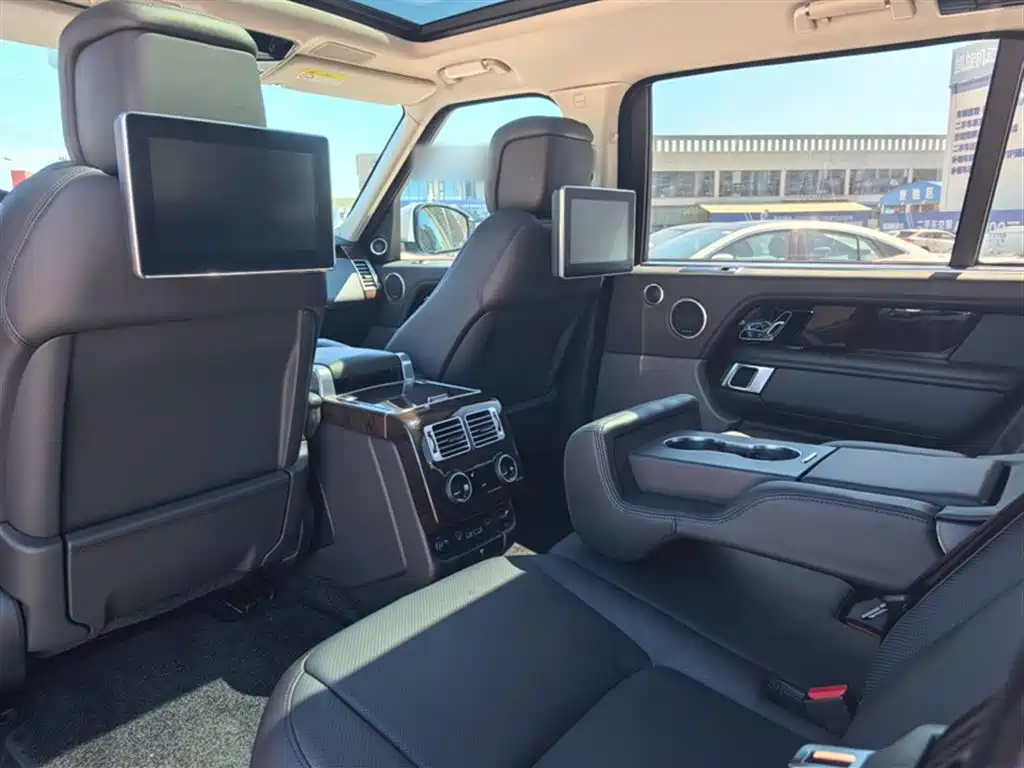 Land Rover Range Rover 2021 3.0 L6 Heritage Extended Classic Edition фото 18