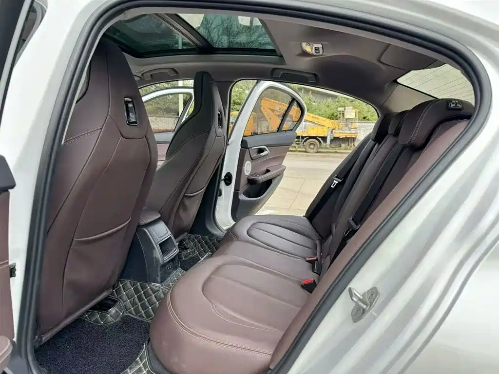 BMW 1 Series 2023 125i M Sport Shadow Edition фото 5