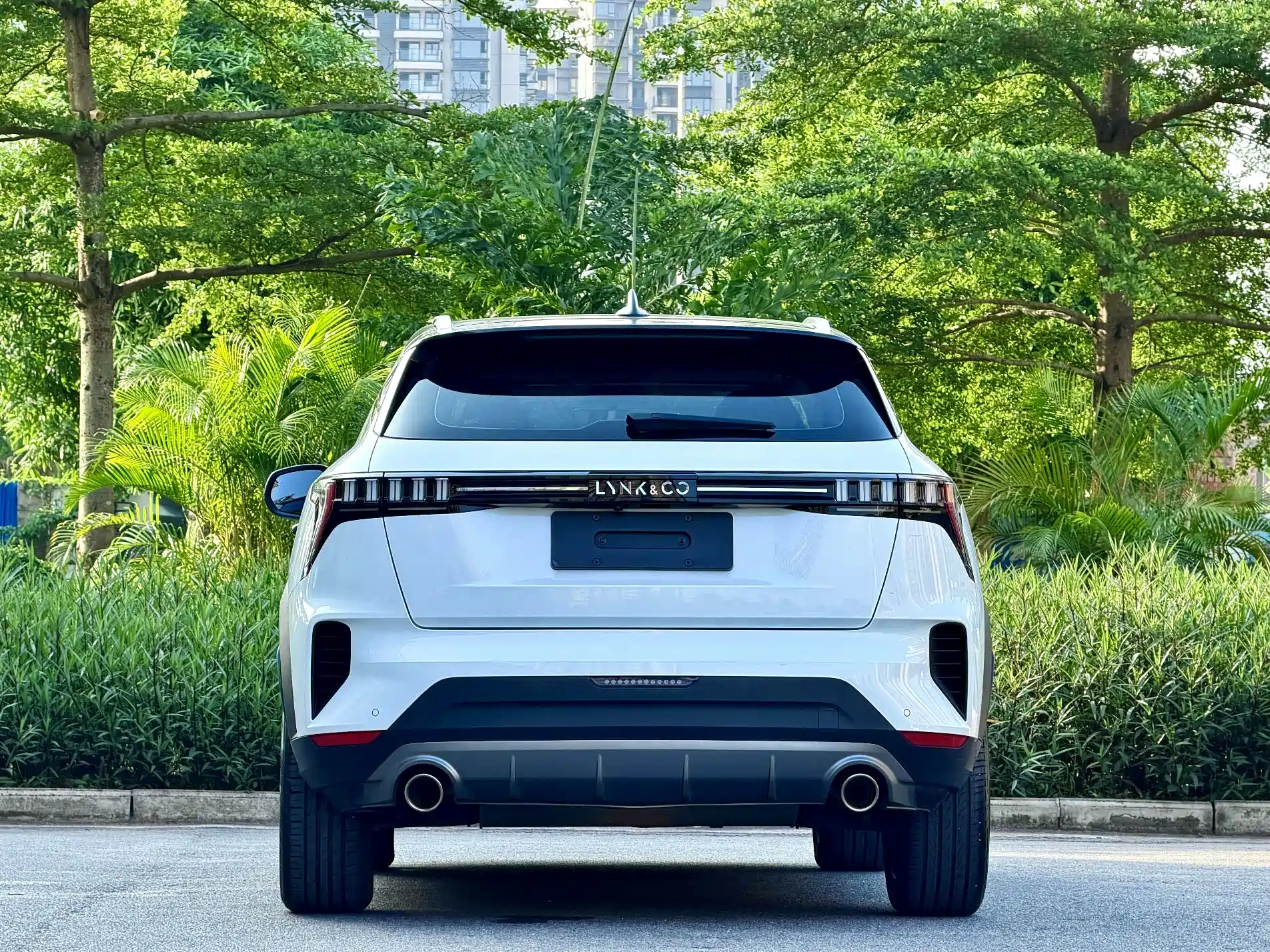 Photo 3 - Lynk & Co 06