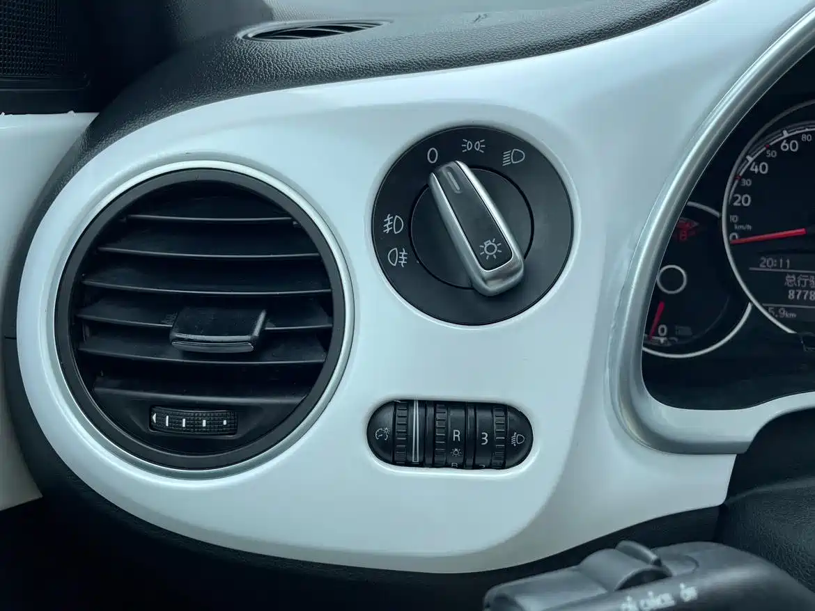 Volkswagen Beetle 2018 180TSI Trend Joy Edition фото 18